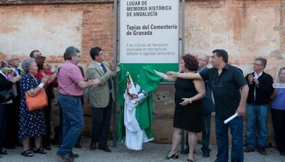 El vicepresidente Valderas devela la placa del cementerio de Granada.