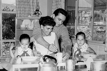 Un fotograma de 'My darling Vivian', con Johnny Cash y su primera familia.