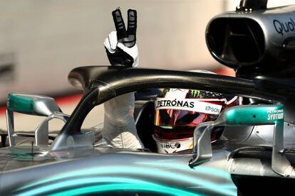 Lewis Hamilton celebra la victoria en su coche Mercedes.