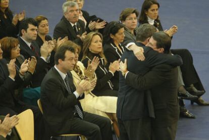 Alberto Ruiz-Gallardón se abraza a Francisco Vázquez durante el acto de solidaridad con las víctimas del 11-M.