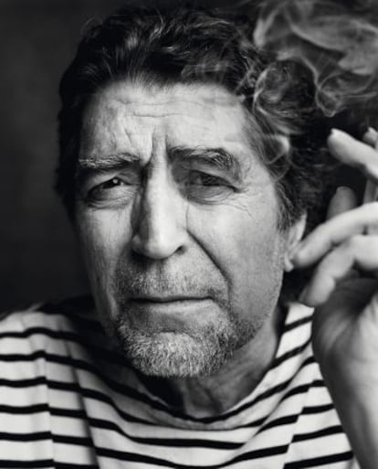 Joaquín Sabina posa para ICON mientras fuma en su casa, que para algo es suya.