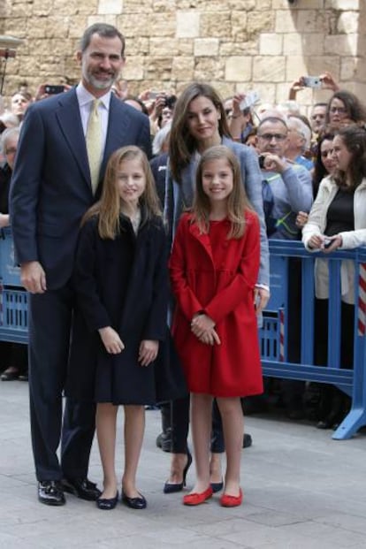 Los Reyes, con sus hijas en la misa de Pascua.