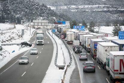 Cua de camions al pas de l'A-2 abans d'arribar al túnel del Bruc.