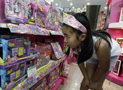 Una niña china, ante un estante con juguetes de Polly Pocket en una tienda en Pekín.