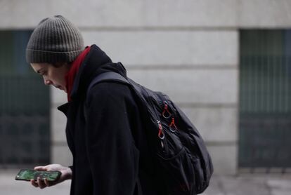 Una mujer camina por la calle en Madrid.