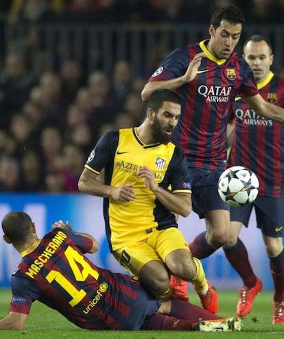 Arda Turan es entrado por Mascherano