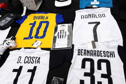 La camiseta de Cristiano Ronaldo junto a las de Dybala, Douglas Costa y Bernardeschi.