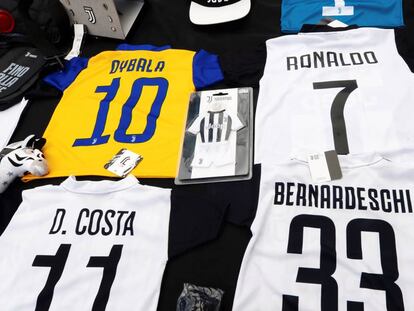 La camiseta de Cristiano Ronaldo junto a las de Dybala, Douglas Costa y Bernardeschi.