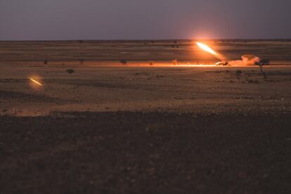 Al atardecer del 14 de octubre, las milicias saharauis atacaron desde dos posiciones en la región de Maghbes, a bases marroquíes con dos cohetes balísticos (que no tienen cabeza inteligente) de origen soviético desde un tubo fijo.