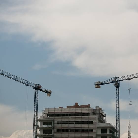 Grúas en una promoción de viviendas en Barcelona.