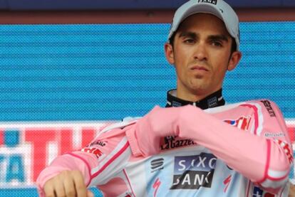Alberto Contador se funda la 'maglia' rosa tras la etapa de hoy.