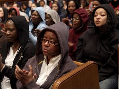 Asistentes a una ceremonia en Nueva York llevan capuchas como el asesinado Trayvon Martin.