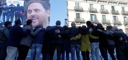 Miembros de ERC posan ante una de Oriol Junqueras en un mitin en Barcelona el 16 de diciembre.