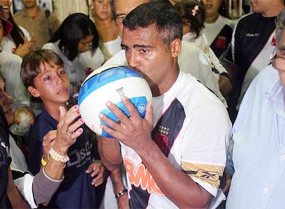 Romario besa el balón rodeado de su familia.