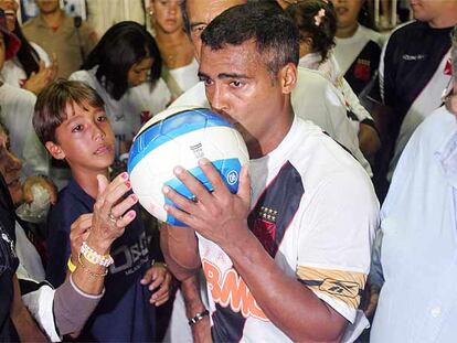 Romario besa el balón rodeado de su familia.