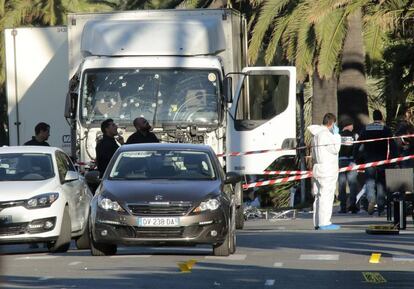 Policías en el escenario del ataque terrorista del 14 de julio en Niza.