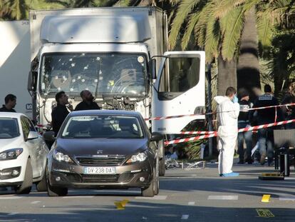 Policías en el escenario del ataque terrorista del 14 de julio en Niza.