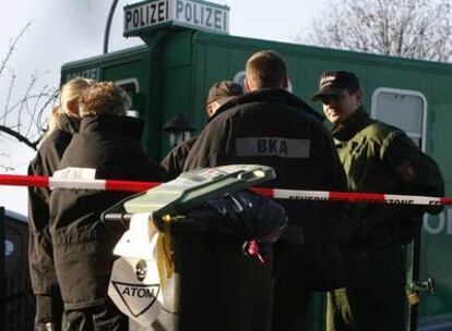 Aviso de peligro radioactivo colocado en un cubo de basura en una urbanización en Haselau, al norte de Alemania, hoy domingo 10 de diciembre, que fue registrada por la policía en relación con la muerte del ex espia ruso Litvinenko.