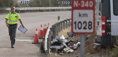 Un agente realiza el atestado de un accidente en el kilómetro 1028 de la N-340, en agosto pasado.