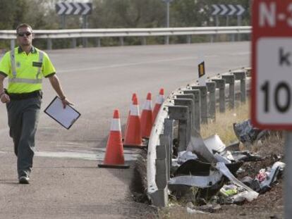 Un agente realiza el atestado de un accidente en el kil&oacute;metro 1028 de la N-340, en agosto pasado.