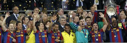 Los jugadores del Barcelona con el cuarto título de Champions.