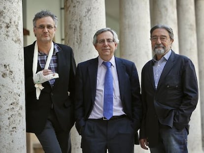 Los psiquiatras Rafael Tabarés y Manuel Gómez-Beneyto, rodean al vicerrector de Cultura, Antonio Ariño, en la Nau.