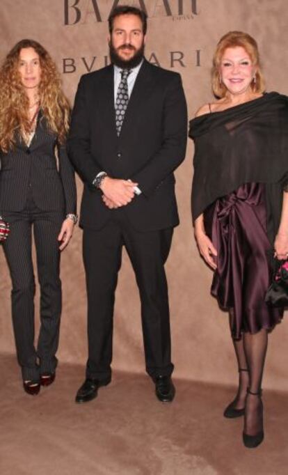Carmen Cervera (a la derecha), junto a su hijo Borja y su nuera Blanca en la fiesta de presentación.