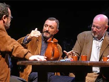 Rafael de Cózar, Arturo Pérez-Reverte y Juan Eslava Galán, anoche en el Teatro Español.