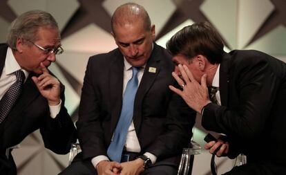 Paulo Guedes, Onyx Lorenzoni e Bolsonaro no Fórum de Investimento, em São Paulo, nesta quinta-feira.