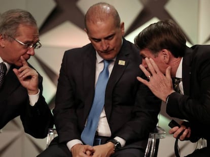 Paulo Guedes, Onyx Lorenzoni e Bolsonaro no Fórum de Investimento, em São Paulo, nesta quinta-feira. 