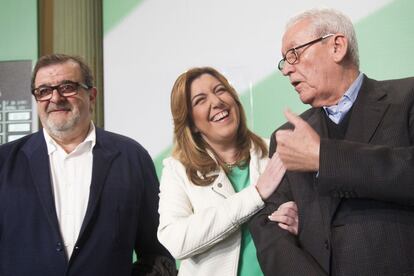 Susana Díaz, entre los expresidentes Rodríguez de la Borbolla y Rafael Escuredo.