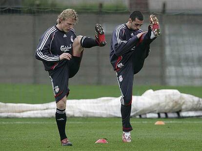 Arbeloa se entrena en Melwood junto al holandés Kuyt.
