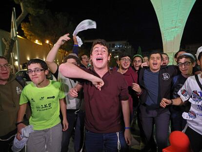 Jóvenes simpatizantes del partido ultra Sionismo Religioso de Itamar Ben Gvir celebran los resultados de las elecciones en un hotel de Jerusalén, el pasado 1 de noviembre.