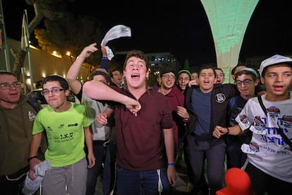 Jóvenes simpatizantes del partido ultra Sionismo Religioso de Itamar Ben Gvir celebran los resultados de las elecciones en un hotel de Jerusalén, el pasado 1 de noviembre.