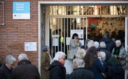 Cola de electores que esperan en las puertas del colegio electoral Ausias March de las Corts.