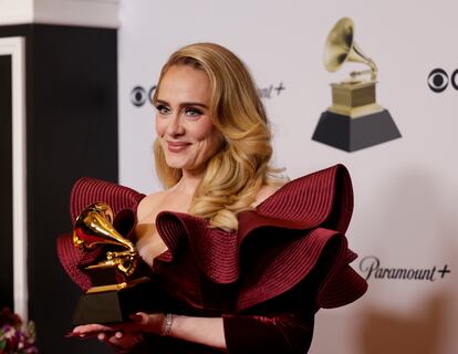 Adele, en los Grammy de 2023, con su estatuilla a mejor actuación pop en solitario.