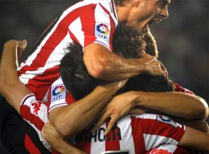 Los jugadores del Athletic festejan el gol en propia puerta del Xerez, que les dio la victoria.