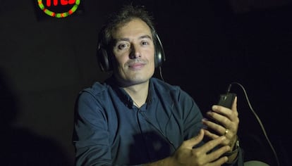 El compositor Ferran Cruixent escuchando su móvil.