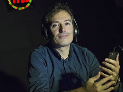 El compositor Ferran Cruixent escuchando su m&oacute;vil.