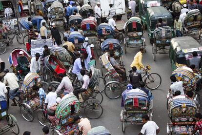 Atasco de 'rickshaws' en una calle de Dacca, Bangladesh.