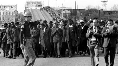 Martin Luther King, junto a otros manifestantes, avanzan por el puente Alabama River en la ciudad de Selma, el 10 de marzo de 1965. 