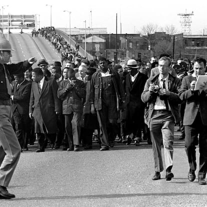 Martin Luther King, junto a otros manifestantes, avanzan por el puente Alabama River en la ciudad de Selma, el 10 de marzo de 1965. 