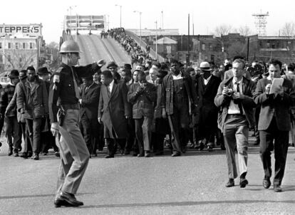 Martin Luther King, junto a otros manifestantes, avanzan por el puente Alabama River en la ciudad de Selma, el 10 de marzo de 1965. 