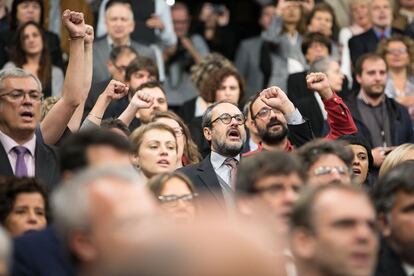 Els diputats de la CUP han alçat els punys durant 'Els segadors'.