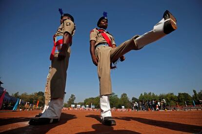 Soldados de la Policía de la Reserva Central de la India marchan durante un desfile militar en Gandhinagar (India).