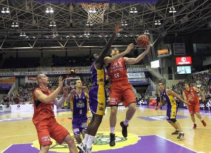 Una de las jugadas del partido del Caja Laboral en Valladolid.