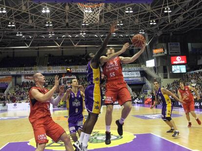 Una de las jugadas del partido del Caja Laboral en Valladolid.