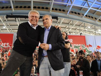 Felipe González y Alfonso Guerra se abrazan durante el mitin.