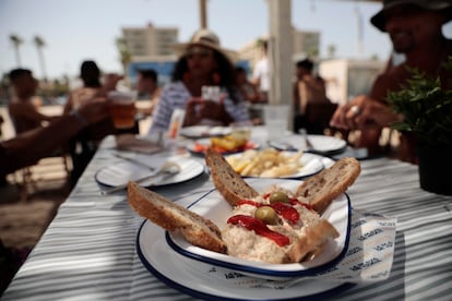 Una ensaladilla rusa espera su turno en La Playa de Moda, en Alboraia (Valencia), un chiringuito sobre la arena que evoca los primitivos merenderos de playa.