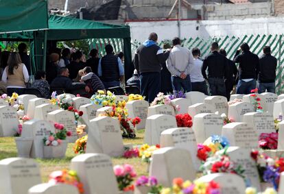 Familiares de las víctimas del tiroteo en el Colegio Cervantes de Torreón, México.